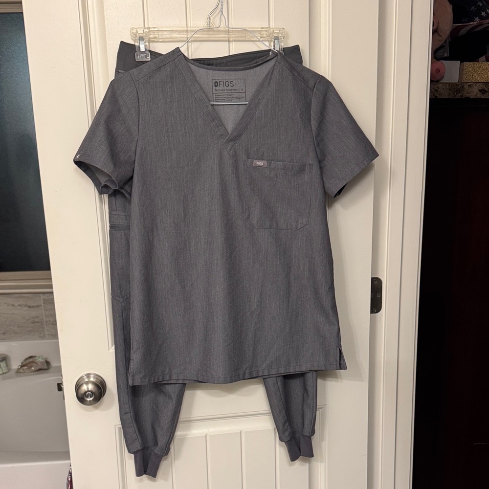 Figs Charcoal V-Neck Scrub Ensemble